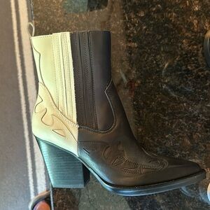 Dolce vita leather boots black and white